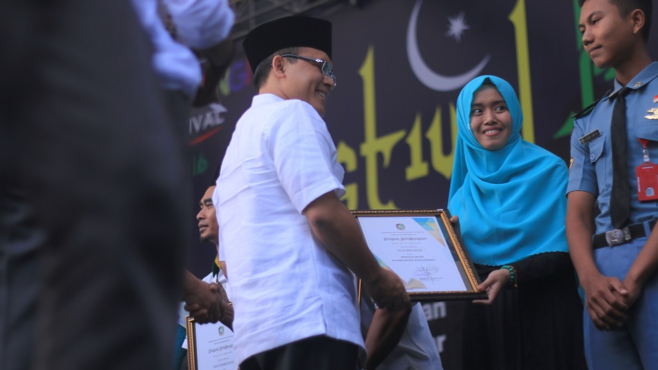 Nur Holipah Ulih penghargaan arupa piagam teka Bupati Banyuwangi